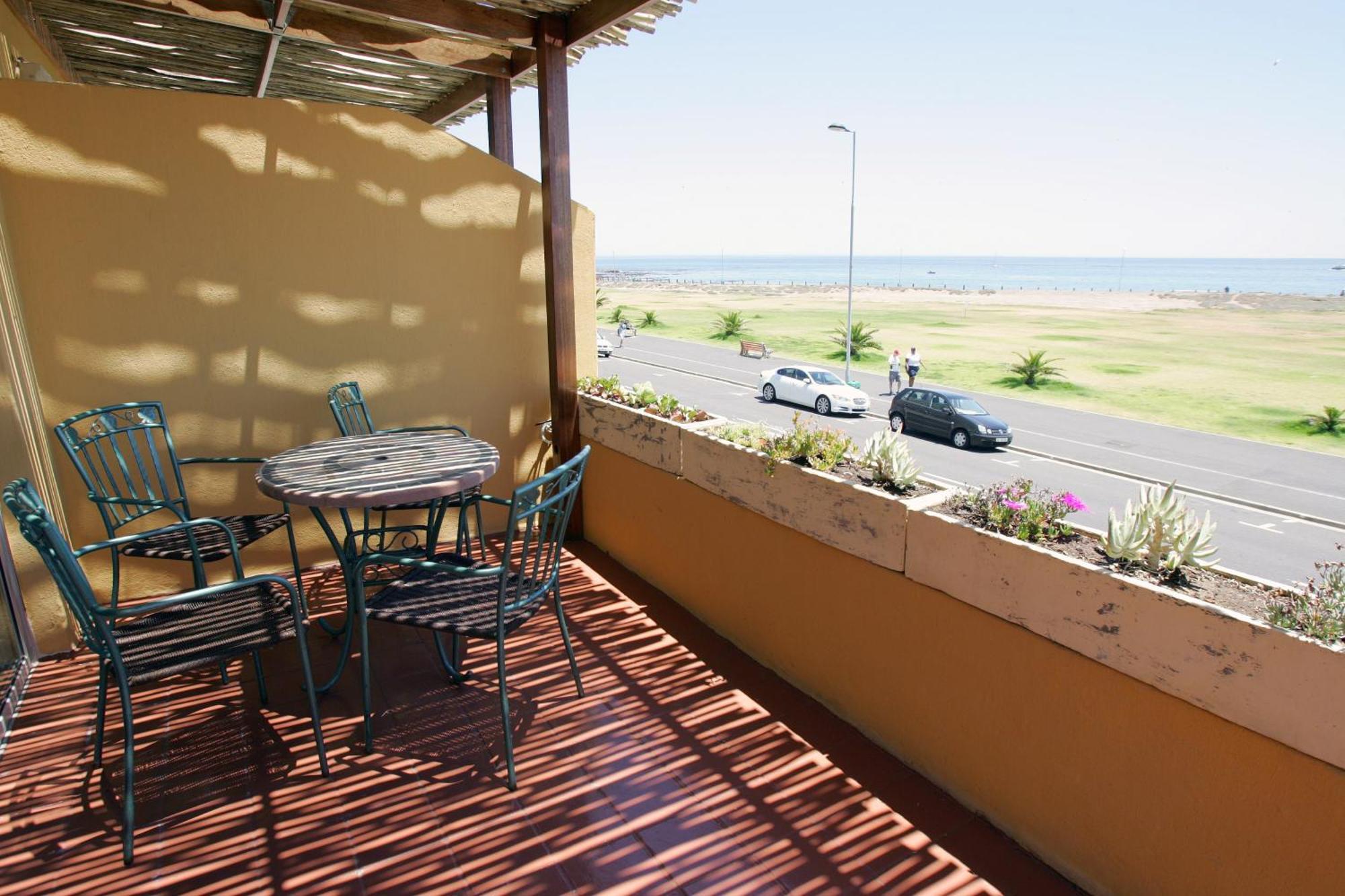 Dolphin Inn Guesthouse Cape Town Exterior photo
